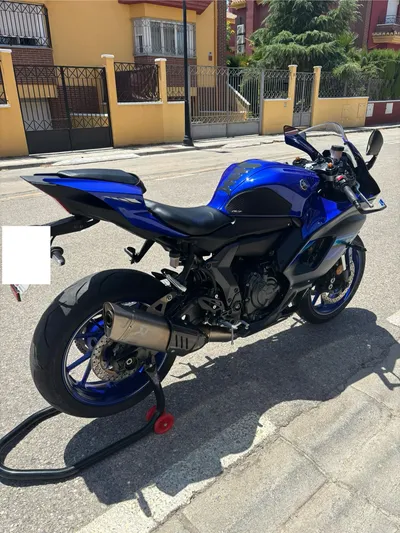 YAMAHA R7