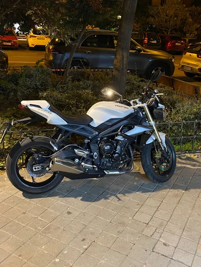 TRIUMPH STREET TRIPLE 660